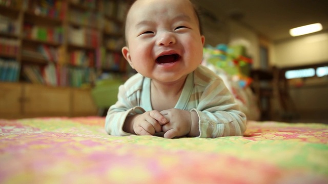 一个韩国婴儿在学习和微笑视频素材