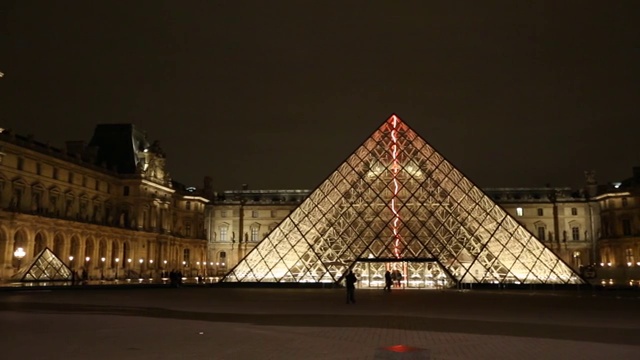 巴黎卢浮宫的夜景视频下载