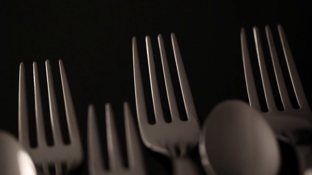 叉子和勺子从左到右的场景视频下载