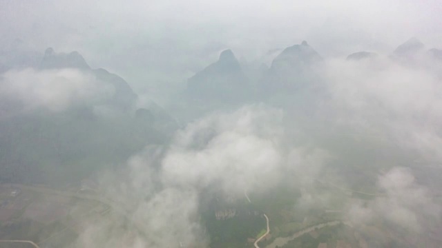云雾缭绕的田园风光视频素材