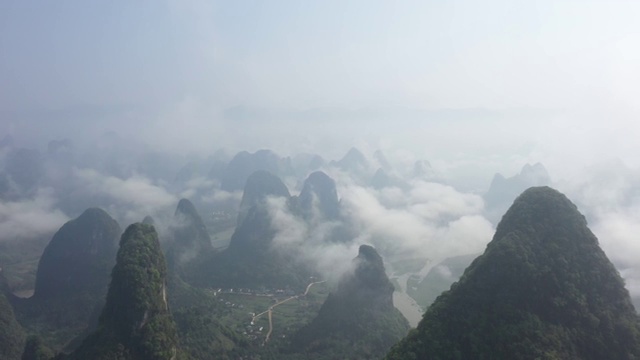 云雾缭绕的漓江河湾视频素材