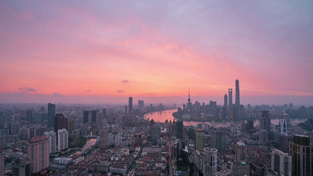 上海黄浦江的黎明日出的戏剧性天空视频素材