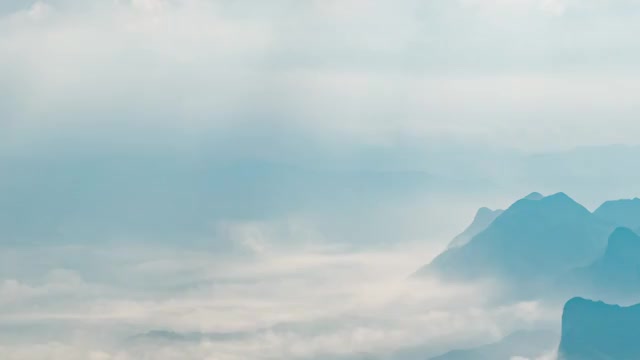 群山中的云雾缭绕视频素材