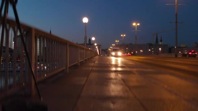 航拍奥地利林茨多瑙河桥夜景a视频素材