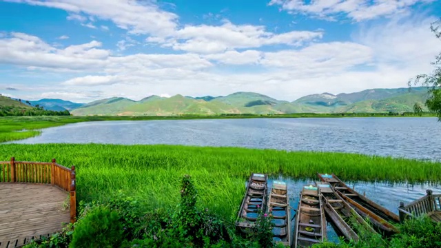 四只木船停在泸沽湖上视频下载