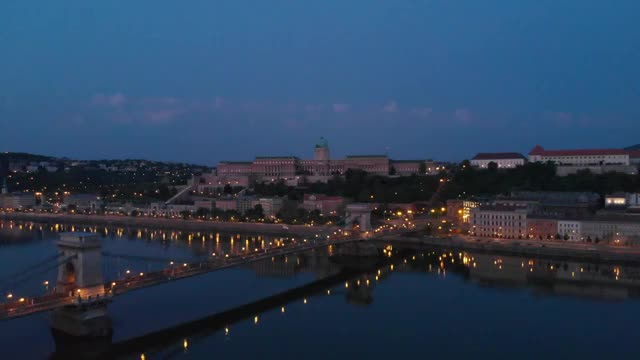 航拍匈牙利布达佩斯多瑙河夜景2视频素材