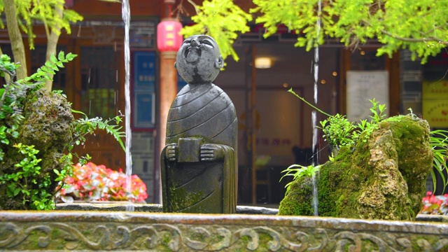 中国四川省成都市黄龙溪古镇的古朴雕塑视频素材