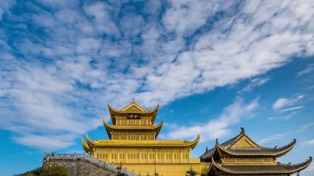 中国四川省峨眉山金顶的庙宇建筑视频素材