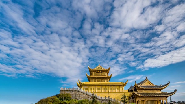 中国四川省峨眉山金顶的庙宇建筑视频素材