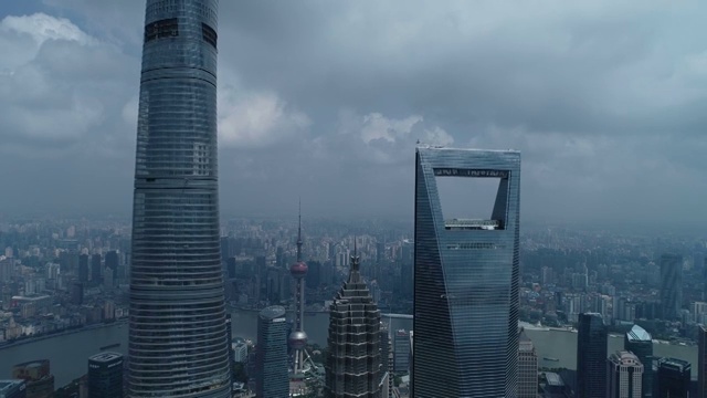 蓝天白云下的上海陆家嘴地标建筑全景视频下载