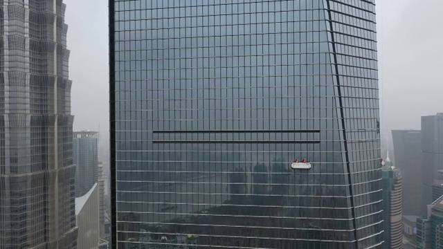 上海陆家嘴城市地标建筑景观中的建设者——环球金融中心擦窗工人视频下载