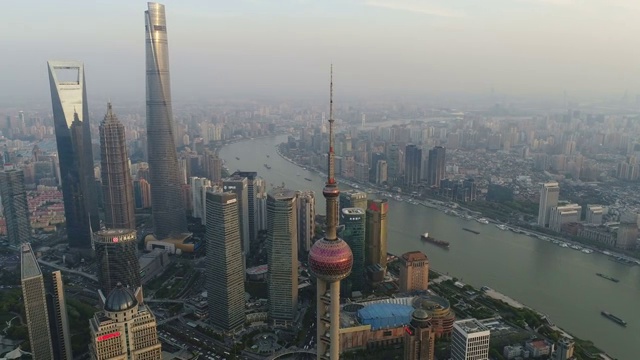 黄昏暮色中的上海陆家嘴金融贸易区城市建筑景观视频下载