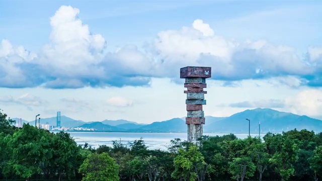 蓝天白云下的深圳湾大运会火炬塔视频素材