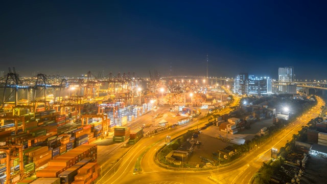 中国香港国际货柜码头多云夜晚延时视频素材
