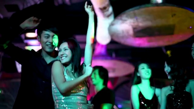 年轻人在夜店跳舞视频素材