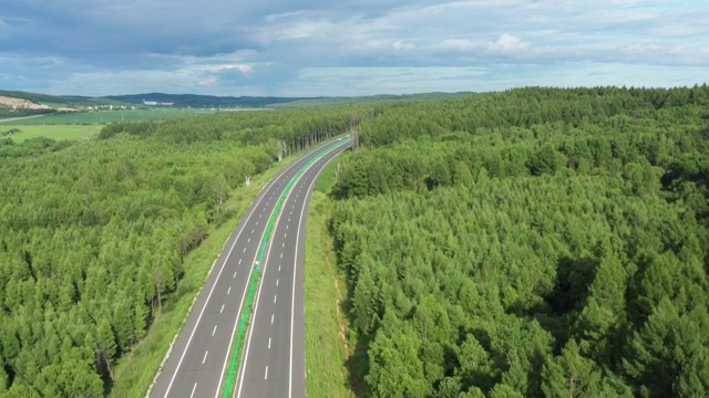 云天下森林中的高速公路视频素材