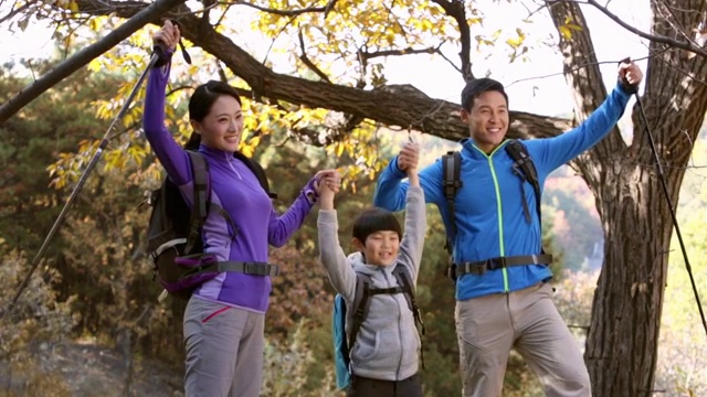 快乐的年轻家庭一起徒步旅行视频素材