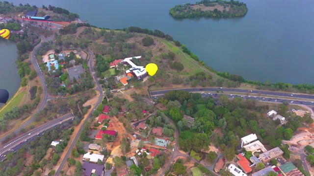 航拍城市上空热气球视频素材