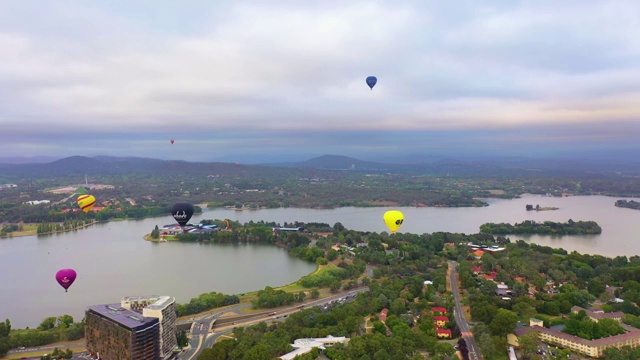 航拍城市上空热气球视频素材
