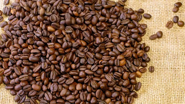 高速拍摄的散落咖啡豆视频素材