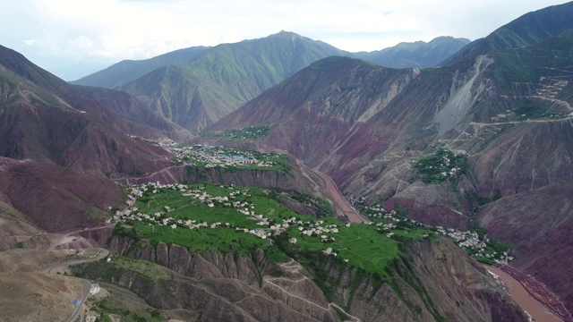 航拍滇藏线澜沧江纳西族村落景观视频素材