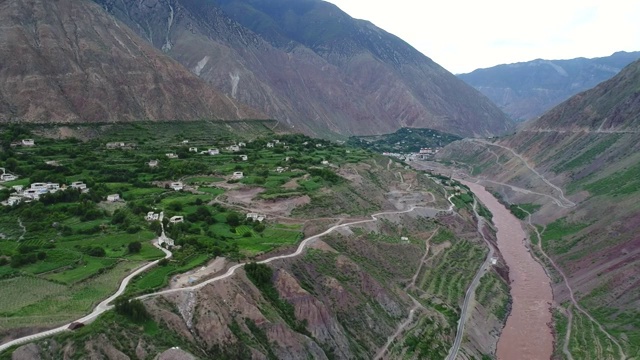 航拍滇藏线澜沧江纳西族村落景观视频素材