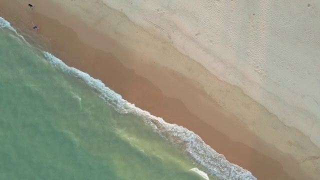 阳光下的海滩视频素材
