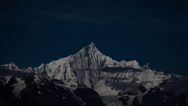 梅里雪山主峰太子峰夜景延时视频素材