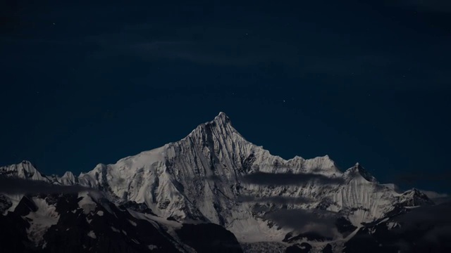 梅里雪山主峰太子峰夜景延时视频素材