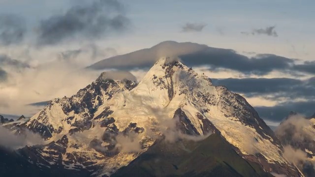 梅里雪山主峰太子峰日出金山延时摄影视频素材