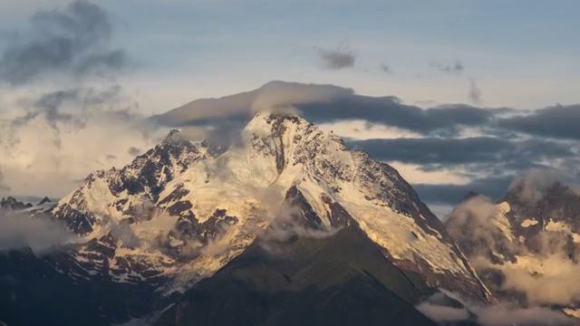 梅里雪山主峰太子峰日出金山延时摄影视频素材
