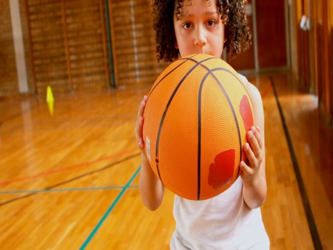 运动的非洲裔美国男生站在篮球在篮球场上在学校4k视频下载