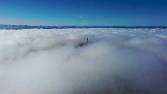 雪山下的云海日出视频素材