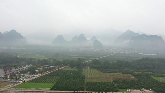 云雾缭绕里的田园风光视频素材
