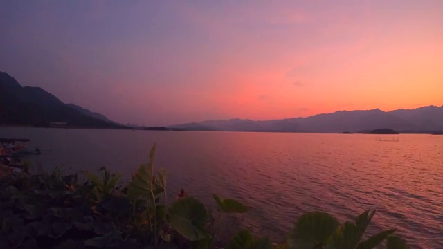 落日余辉下的湖面视频素材
