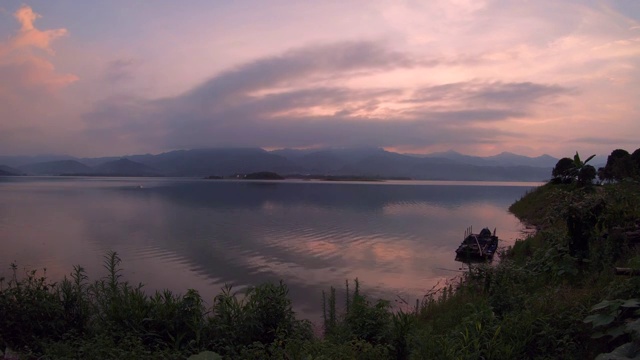 落日余辉下的湖面视频素材