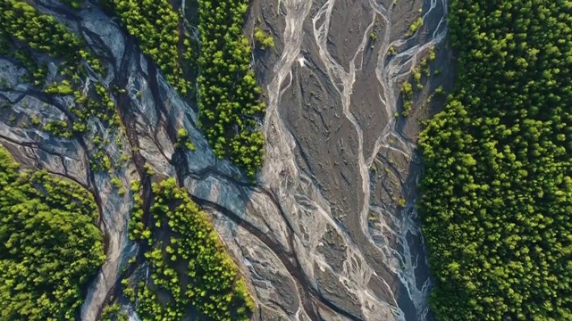 航拍森林中干枯的河道视频素材