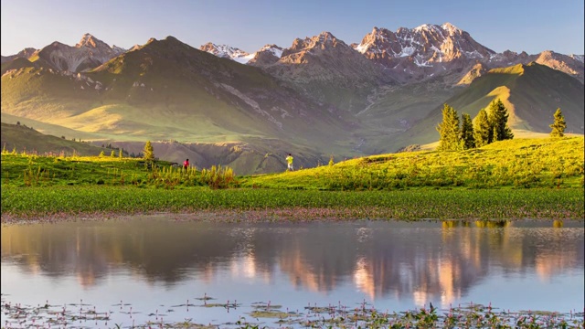夏季傍晚的阳光逐渐从新疆天山深处的一个湖泊边消失视频素材