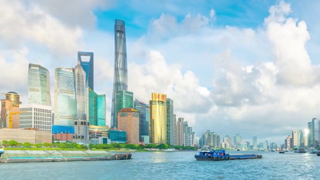 中国上海市黄浦江两边的陆家嘴和外滩城市风光视频素材