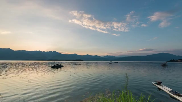 夕阳西下安静的湖面视频素材