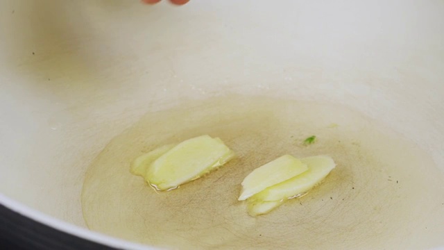姜片放入油锅里视频素材