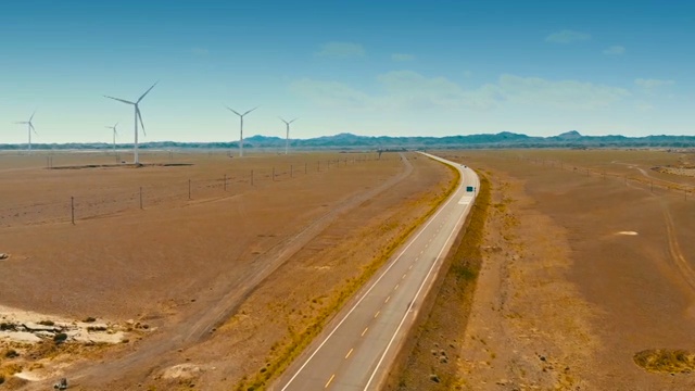 航拍沙漠公路与风车视频素材
