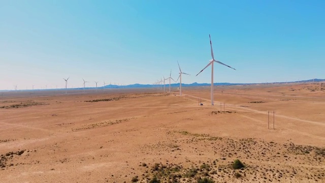 沙漠上的风力发电站视频素材