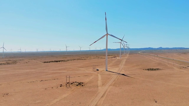 沙漠上的风力发电站视频素材