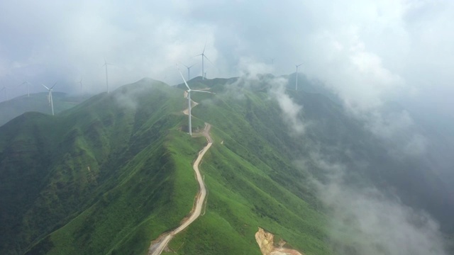 群山上云雾缭绕中的电力风车视频素材
