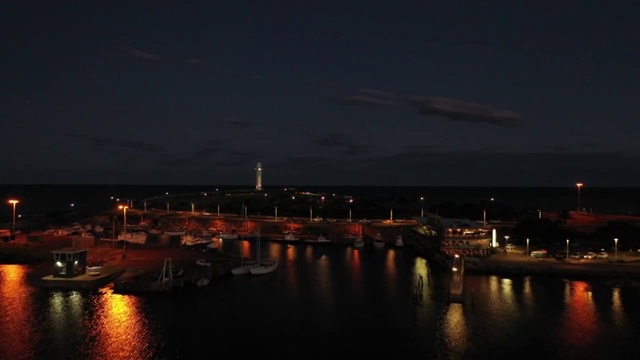 澳大利亚海滨小镇卧龙岗夜景航拍4K视频视频素材