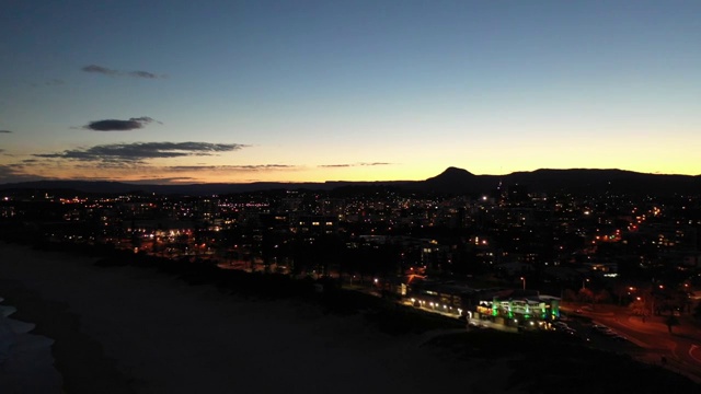 澳大利亚海滨小镇卧龙岗夜景航拍4K视频视频素材