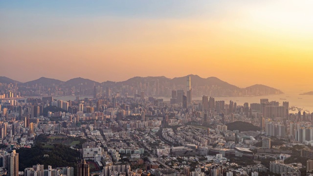 从狮子山上俯瞰中国香港城市天际线全景日转夜延时摄影视频购买