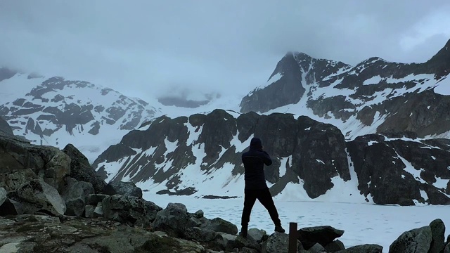 雪山上一个人的站立视频素材