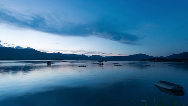 日落西山静静的湖面视频素材